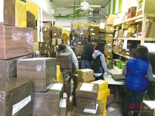 中国侨网快递公司店内堆满了节后等待邮寄的包裹。(美国《侨报》/陈辰 摄)