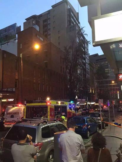 中国侨网唐人街内发生煤气泄漏引发爆炸,图为警方封锁现场。