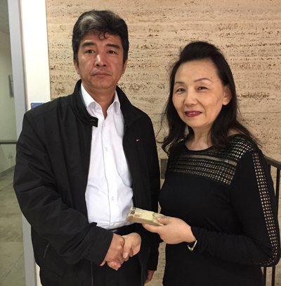 中国侨网巴拉圭妇女会副会长宋国英女士转交捐款(巴西《南美侨报》)