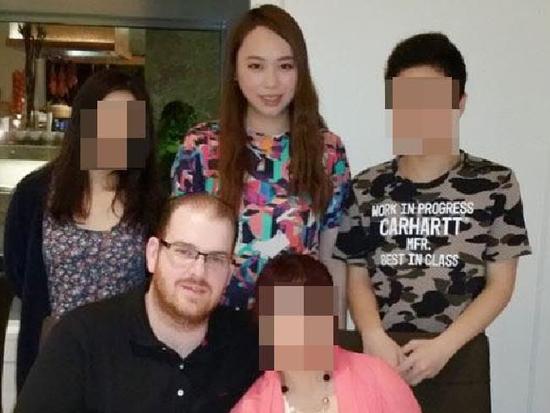 中国侨网冷孟梅和姨妈一家庆祝中国春节。(《澳洲日报》图片)