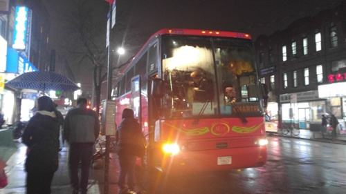 中国侨网布鲁克林8大道赌巴不论昼夜和晴雨，登车的客人依然络绎不绝。(美国《世界日报》/王靖雯 摄)