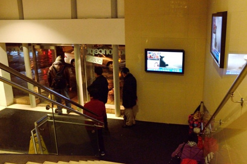 中国侨网前往赌场的民众30日晚间在飞越皇后底层等发财车。(美国《世界日报》/朱泽人 摄)