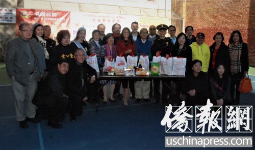 中国侨网参与派发食物的嘉宾合影，希望他们能给低收入华裔居民带领节日快乐。（美国《侨报》/吴卓明 摄）