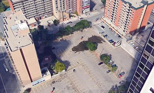 中国侨网计划改建为高楼的停车场。（加拿大《星岛日报》）