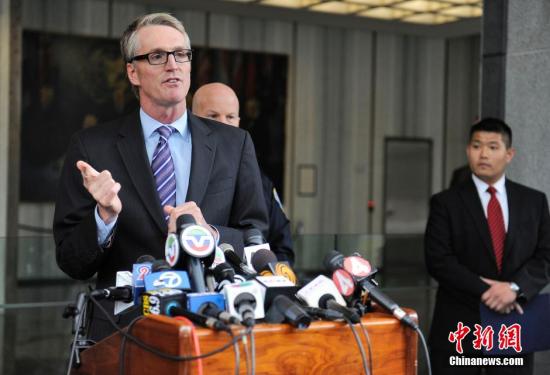 中国侨网资料图:当地时间2014年1月6日,FBI旧金山负责人约翰逊通报旧金山中领馆纵火案情况。中新社发 陈钢 摄