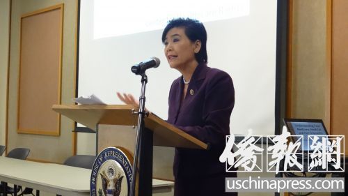 中国侨网赵美心在健保座谈会上向与会者承诺,奥巴马的全民健保不会因为新总统特朗普的上台而废除。(美国《侨报》/高睿 摄)