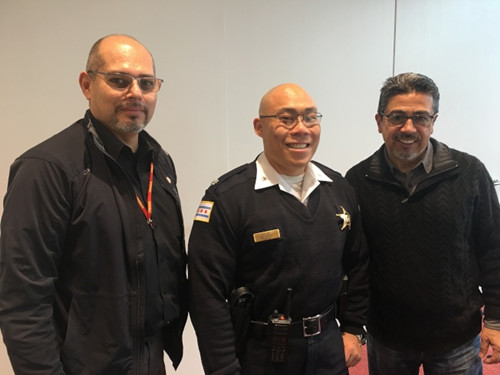 中国侨网芝加哥市25区区长苏礼仕(右)、幕僚长申志伟(Vince Sanchez,左),以及芝加哥第九警分局局长张志强(中),呼吁华埠小区踊跃举报违规经营的家庭旅馆。(美国《世界日报》/黄惠玲 摄)
