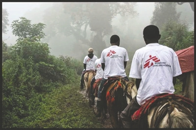 中国侨网　完成南苏丹救援任务后，柴溪去无国界医生在埃塞俄比亚的母婴健康护理项目，这里交通不便，救援人员要骑马通过。