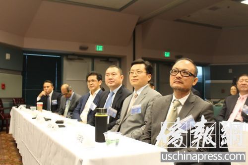 中国侨网中国驻旧金山总领馆副总领事任发强(右二)、新加坡国立大学商学院副院长张均权(右一)。(美国《侨报》/张苗 摄)