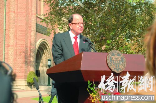 中国侨网南加大校长麦克斯对曾晓峰教授的意外离去深感悲痛。（美国《侨报》/章宁 摄）