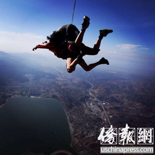 中国侨网跳伞对服装有一些要求,务必在出发前按照网站介绍的指引着装。从图片细部可以看出,风大到要将皮吹得掀起的感觉。(美国《侨报》)