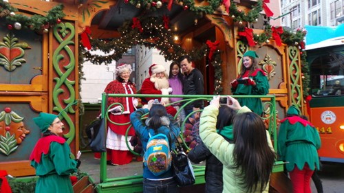 中国侨网华人家长拍摄子女与圣诞老人的合影。（美国《世界日报》/唐嘉丽 摄）