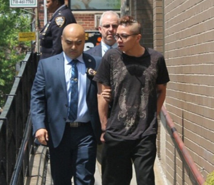 中国侨网赖威尔森(右)今年5月被捕。(美国《世界日报》档案照)