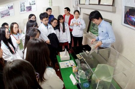 中国侨网同学们参观大阪大学的激光科研中心