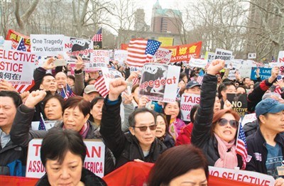 中国侨网图为今年2月，华人游行抗议华裔警察梁彼得被定罪。（资料图片）