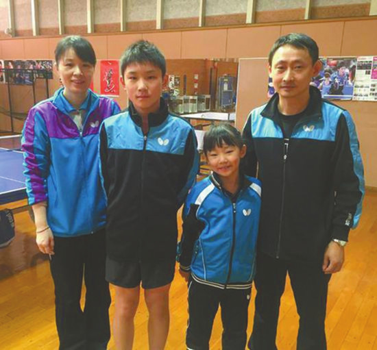 中国侨网从四川走出去的张宇夫妇和两个孩子。