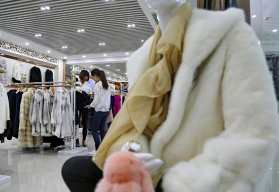中国侨网资料图片:皮草服装 新华社发