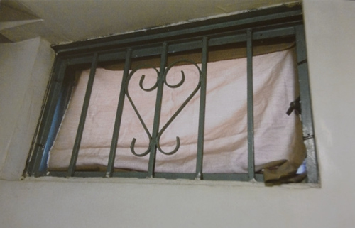 中国侨网房东用厚布将陈瑞洲和纪丽雅居住的半土库外的窗户封起来。(美国《世界日报》/纪丽雅提供)