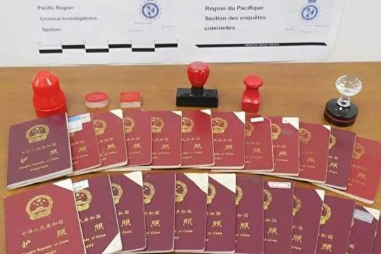 中国侨网在涉案新能顾问公司查获中国移民护照及印章。(CBSA网站)