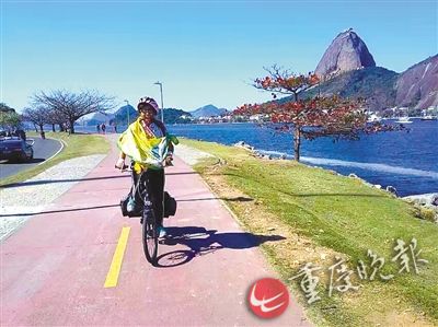 中国侨网在里约自行车道上骑行