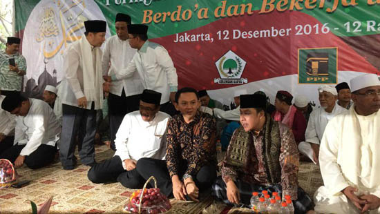 中国侨网休假中的钟万学(Basuki Tjahaja Purnama)和查罗特赛夫希达亚特(Djarot Saiful Hidayat)周一(12月12日)参加在雅京中区门腾区(Menteng)举行的穆圣诞辰纪念日活动。(印度尼西亚《商报》)