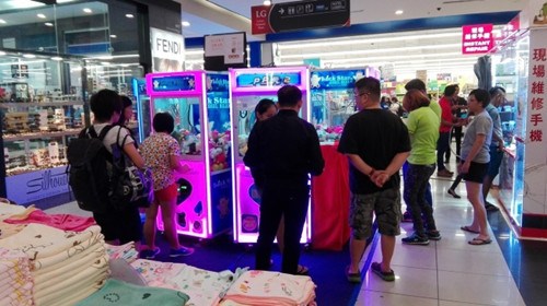 中国侨网华裔女子被偷拍裙底的地点，位于购物广场底下楼层的夹玩偶机器旁。（马来西亚《星洲日报》）