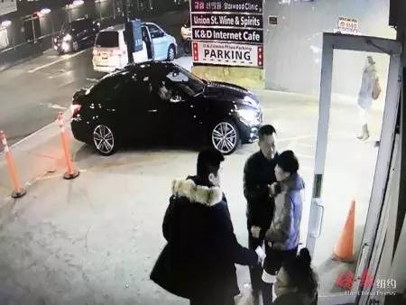 中国侨网三名华裔男子拉拽受害人。(美国《侨报》/宋旸 摄)