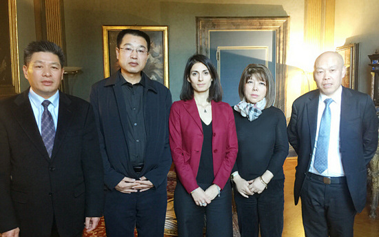 中国侨网罗马市长维吉尼亚·拉吉在市政府接见了近日遇害的中国女留学生张瑶的父亲。(法国《欧洲时报》)