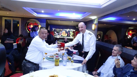 中国侨网赫贡代表巴黎警察总局，向姜金玉颁发了特殊贡献奖章。（法国《欧洲时报》/孔帆 摄）