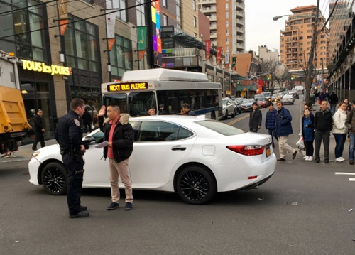 中国侨网肇事的华裔男驾驶在汽车前接受警方调查。(美国《世界日报》/朱蕾 摄)