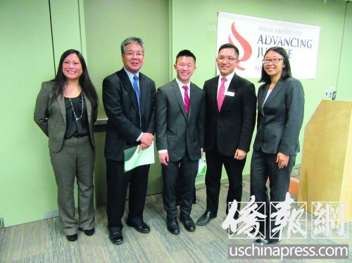 中国侨网亚美公义促进中心代表、华裔学生邝文豪( 中) 及其父亲邝南山( 左2)、哈佛大学面试官暨圣安东尼社区大学董事局董事陈介飞(右2)发言支持平权法案。(美国《侨报》/翁羽 摄)