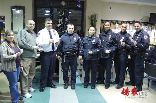 中国侨网72分局本年度最后一次警民会议当地时间13日晚举行,局长甘沙乐(左三)提醒民众注意节日安全。(美国《侨报》/高诗云 摄)