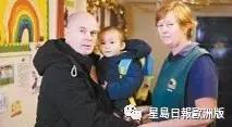 中国侨网3岁的Ryan（中）即将暂别幼稚园的好朋友，启程到中国与母亲团聚，却要与父亲分离。（欧洲《星岛日报》）