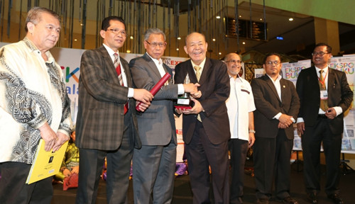 中国侨网慕斯达法（左三）颁发2016年度最高荣誉书籍奖项给吴德芳（右四）。（马来西亚《星洲日报》）