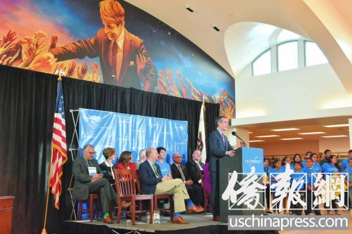 中国侨网洛杉矶市长贾希提鼓励人们联手帮助区域内的学生。（美国《侨报》/翁羽 摄）