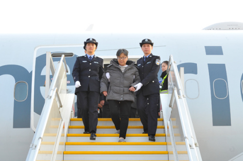 中国侨网2016年11月16日,在中央反腐败协调小组国际追逃追赃工作办公室的统筹协调下,经中央有关部门和浙江省追逃办密切协作,潜逃海外13年之久的“百名红通人员”头号嫌犯杨秀珠回国投案自首。(中纪委网站/张祎鑫 摄)