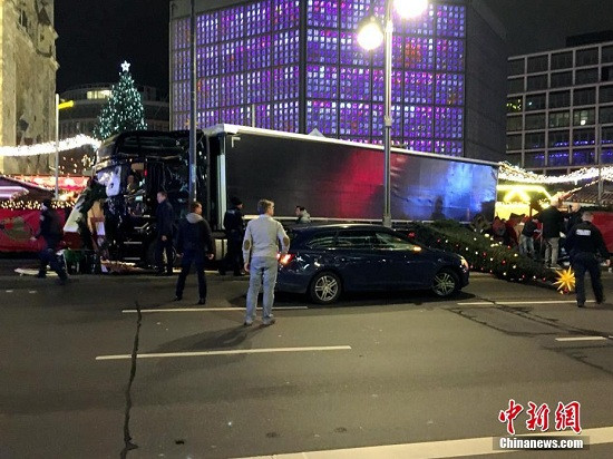 中国侨网 当地时间12月19日晚20时左右,德国首都柏林市中心布赖特沙伊德广场圣诞市场遭一辆货车闯入。截至当晚23时,事件已至少造成9人死亡、50余人受伤。目前,德国官方尚未给出事件定性。