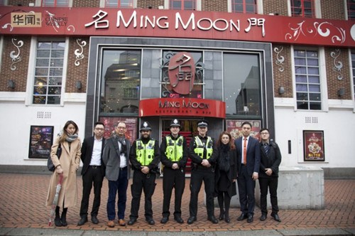 中国侨网警员乔纳森·兰德斯到伯明翰中国城各个华商公司与华商深入沟通,了解在华人在当地的精英情况。(英国《华闻周刊》)