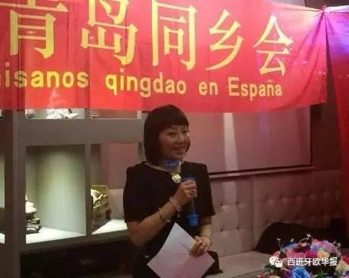 中国侨网庄鲁鲁会长讲话。(西班牙《欧华报》)