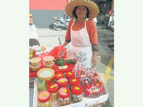 中国侨网苏慧娟目前已经开始在巴刹售卖年饼。（马来西亚《中国报》）