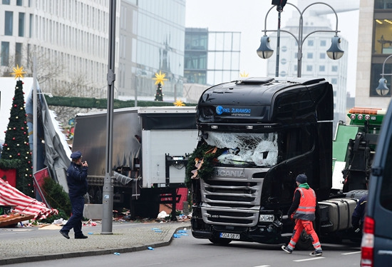中国侨网柏林19日晚发生货车冲闯圣诞集市事件,已造成12人死亡。这是12月20日在德国柏林拍摄的冲闯圣诞集市的货车。德国总理默克尔20日召开新闻发布会,称19日晚发生的货车冲入圣诞集市事件为“恐怖主义袭击”。新华社/法新