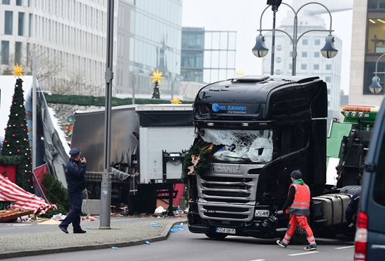 中国侨网柏林19日晚发生货车冲闯圣诞集市事件，已造成12人死亡。这是12月20日在德国柏林拍摄的冲闯圣诞集市的货车。德国总理默克尔20日召开新闻发布会，称19日晚发生的货车冲入圣诞集市事件为“恐怖主义袭击”。新华社/法新