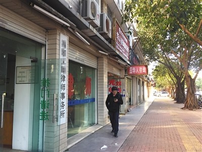 中国侨网长乐市公安局附近的一条街，集中了多家移民中介。