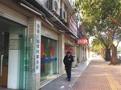中国侨网长乐市公安局附近的一条街,集中了多家移民中介。