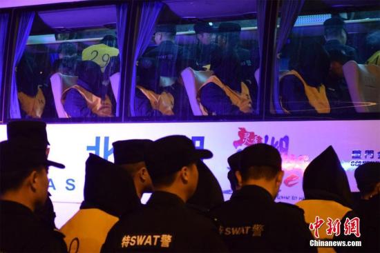 中国侨网资料图：11月29日晚，载有74名电信诈骗嫌疑人的中国南航波音777飞机降落武汉天河机场。74名嫌疑人系湖北襄阳警方从马来西亚押回，包括大陆53人和台湾21人。 马芙蓉 摄  