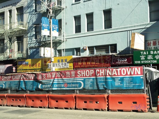 中国侨网旧金山华埠中央地铁围蔽施工，严重影响市德顿街部分商户的生意。（美国《世界日报》/黄少华 摄）