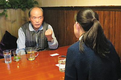 中国侨网图为曾宪章（左）接受本报记者采访。王世雅摄