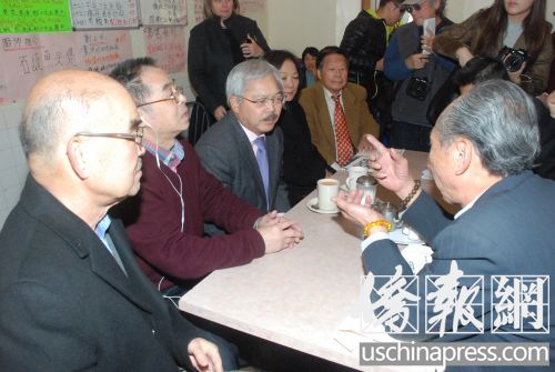 中国侨网康年海鲜酒家董事总经理李彪（侧对者）向李孟贤提出中国城需要改善的工作，李孟贤仔细凝听。（美国《侨报》/吴卓明 摄）