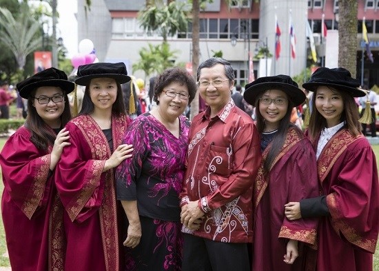 中国侨网11月5日是康家最小女儿康盈（右一）博士毕业典礼，也是康荣义（右三）及陈美玉（左三）夫妇最开心的一天。左一起是大姐康薇、康樱；右二是康静。（马来西亚《星洲日报》图片）
