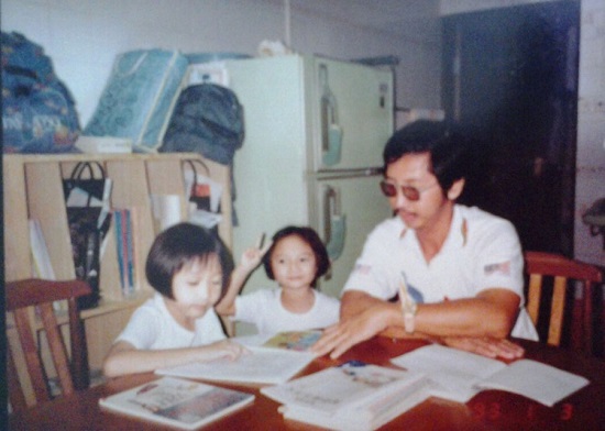 中国侨网康荣义数十年如一日，在4名女儿小时每晚都教导女儿读书，为女儿打下厚实的学业基础。（马来西亚《星洲日报》图片）